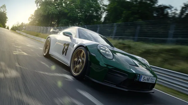 
                    Nürburgring faz 100 anos, mas quem celebra é este Porsche 911
                