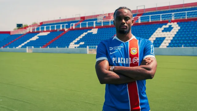 
                    Oficial: Mofe Jemide reforça Alverca proveniente do Crystal Palace
                