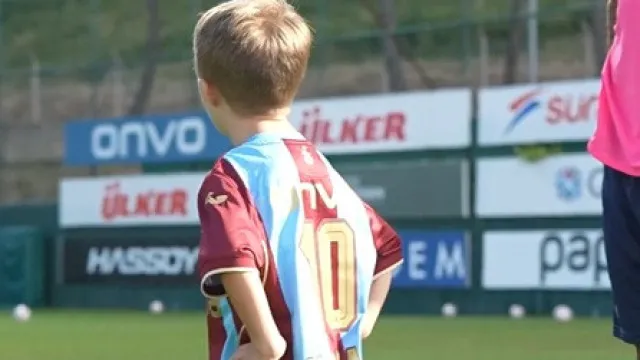 
                    De ir às lágrimas. O emocionante reencontro entre Salah e jovem adepto
                