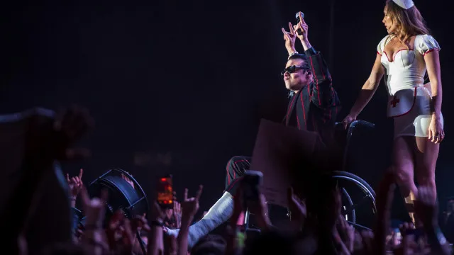 
                    Yungblud fez crowdsurfing em cadeira de rodas: Imagens no Vilar de Mouros
                