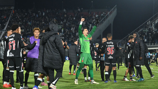 Vasco supera golaço, atropela Olimpia de virada e avança às quartas da Sula