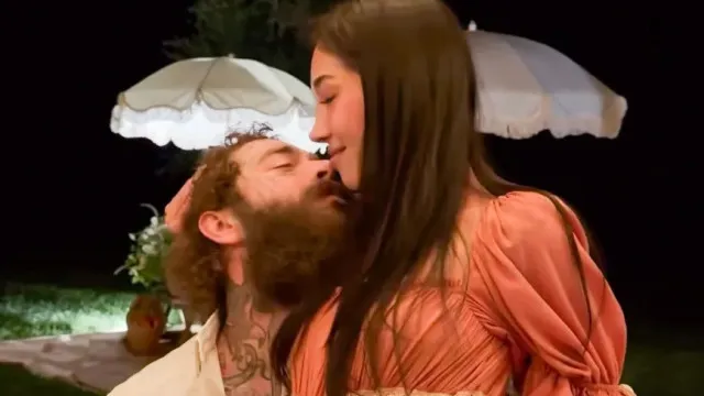 
                    Post Malone está noivo. O anel de milhões que ofereceu à namorada
                