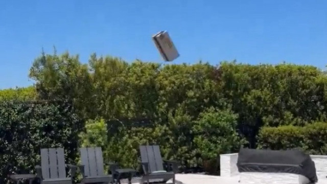 Mergulho inesperado. Encomenda da Amazon acaba na piscina em vídeo viral