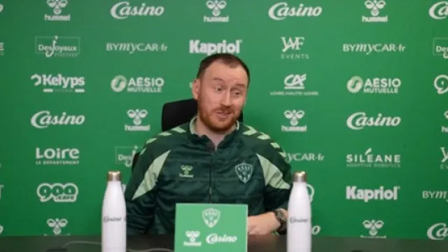 
                    Delicioso. Ian Cathro interrompe conferência por chamada... da filha
                
