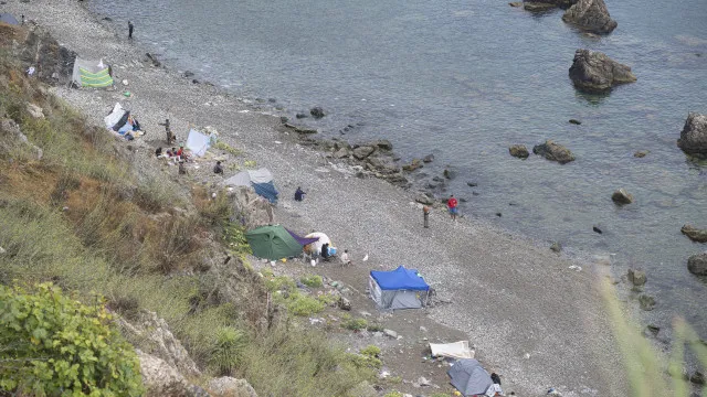 
                    Migrantes voltam a ocupar praia de Ceuta após trabalhos de limpeza
                