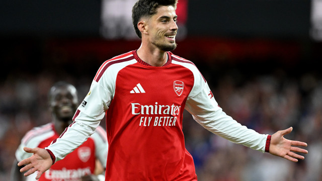 Arsenal inicia defesa do título inglês com vitória sobre Coventry