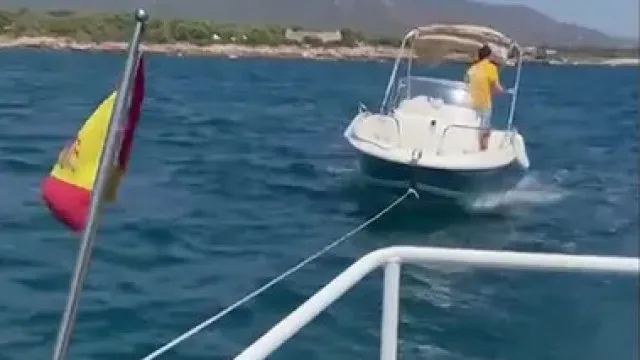 
                    Três pessoas resgatadas (incluindo bebé) de barco avariado em Terragona
                