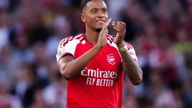 
                    Arsenal anuncia contratação do defesa Ezri Konsa
                