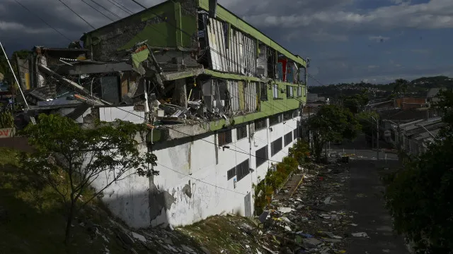 
                    Número de mortos no sismo na Colômbia sobe para 321
                