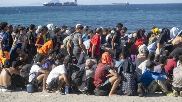 
                    Espanha pede ajuda de emergência à UE para crise migratória em Ceuta
                