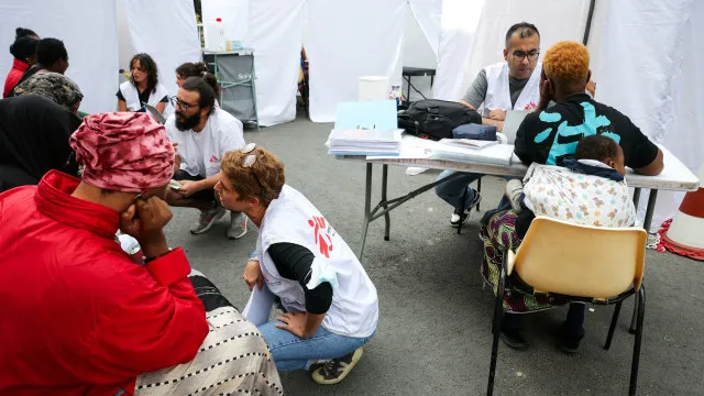 
                    Ginásios acolhem sem-abrigo após desmantelamento de acampamento em Paris
                