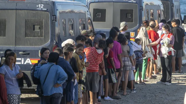 
                    Centenas bloqueiam distribuição de alimentos da Cruz Vermelha a migrantes
                