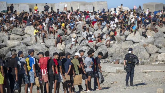 
                    Até 3.500 migrantes continuam a dormir nas ruas e praias de Ceuta
                