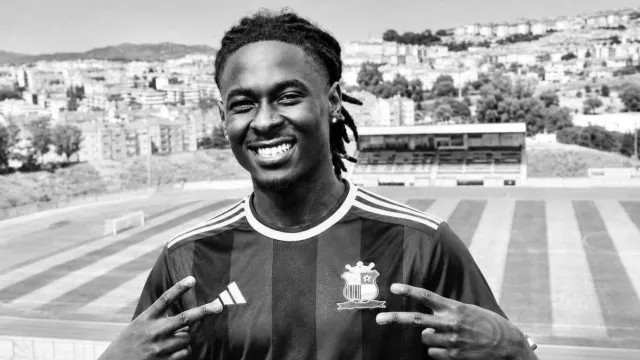 
                    Tragédia no futebol. Jogador do Real SC morre em pleno jogo-treino
                