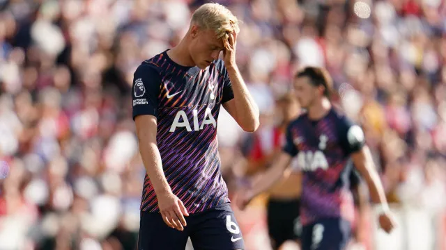 
                    Tottenham em choque no arranque, Ipswich e Hull regressam com triunfos
                
