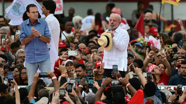 
                    Lula e Flávio Bolsonaro realizam comícios simultâneos no Rio de Janeiro
                