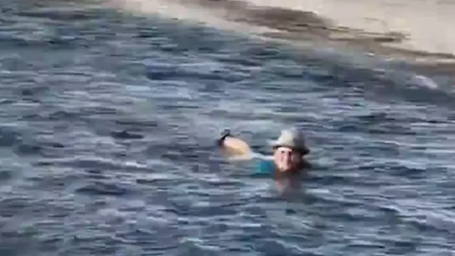 
                    Mulher filmada a flutuar no Rio Los Angeles. 