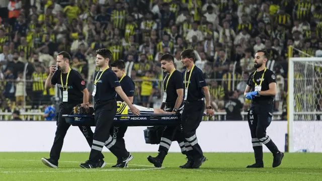
                    Kerem Akturkoglu, ex-Benfica, hospitalizado após lance arrepiante
                
