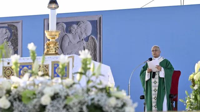 
                    Ébola: Papa pede resposta internacional para travar epidemia na RDCongo
                