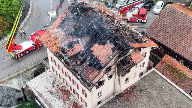
                    Um dos desaparecidos do incêndio em restaurante na Suíça encontrado vivo 
                
