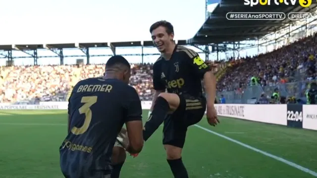 
                    Até lhe limparam a chuteira. Assistência de Chico Conceição dá que falar
                