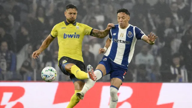 
                    EM DIRETO: FC Porto vence Arouca. Ronda prossegue na segunda-feira
                