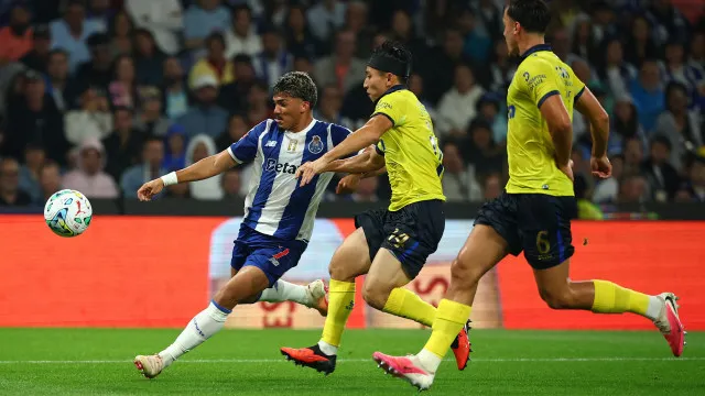 
                    EM DIRETO: FC Porto vence Arouca. Ronda prossegue na segunda-feira
                