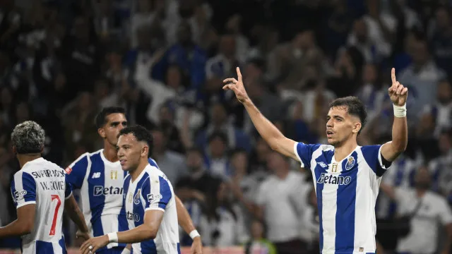 
                    Polémica, golos anulados e emoção. FC Porto bate Arouca e agarra trono
                
