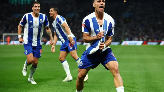 
                    FC Porto 'Arruabanou' com o Arouca à boleia da persistência rumo ao trono
                