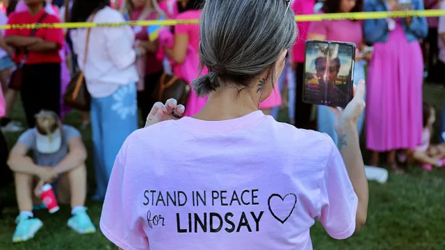
                    Lindsay matou os três filhos. Mas o que a levou a isso comove muitos
                