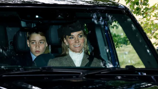 
                    Kate Middleton e William fotografados em ida à igreja durante férias
                