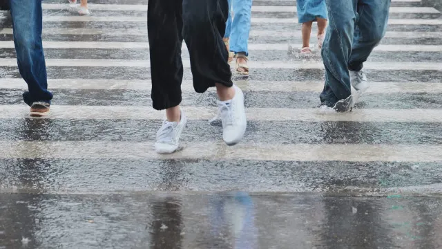 
                    Chuva. Saiu de casa com sapatilhas? Saiba como secá-las sem estragar
                
