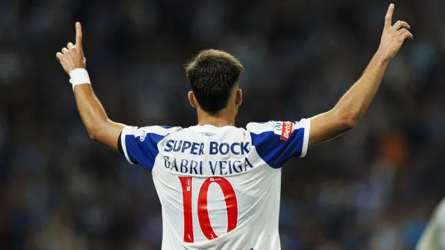 
                    Gabri Veiga responde à saída de Mora e faz FC Porto voar
                