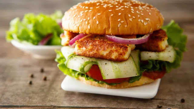 
                    Dias de verão sem sol pedem este hambúrguer de frango com halloumi
                