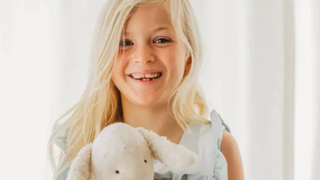 
                    Criança de 8 anos morre após contrair infeção rara ao nadar em lago
                