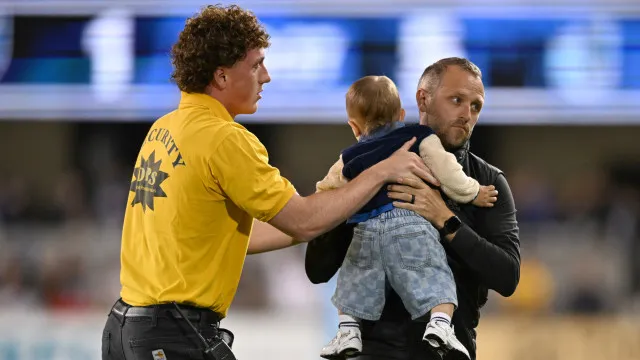 
                    Insólito. Jogo da MLS interrompido por invasão... de um bebé
                