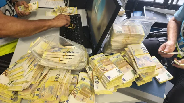 
                    Notas falsas: Apreensão de 1,4 milhões vale mais do que 2025 inteiro
                