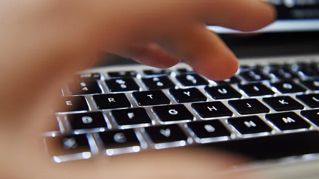 
                    Uso da IA como assistente de escrita reduz a singularidade linguística
                