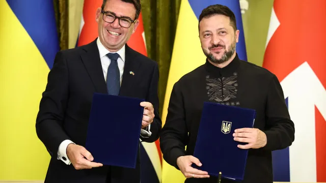 
                    Kyiv e Londres assinam acordo sobre utilização de IA na defesa
                