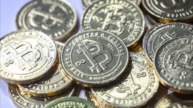 
                    Bitcoin sobe quase 3% e aproxima-se dos 80.000 dólares
                