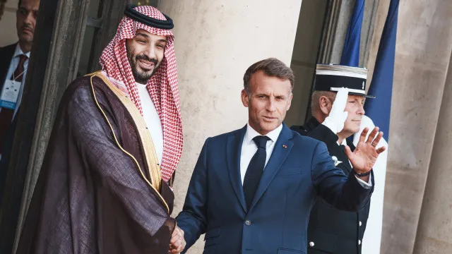 
                    Paris e Riade pedem solução negociada entre EUA e Irão
                