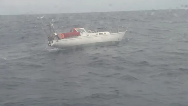 
                    Marinha coordena resgate de tripulantes de veleiro em São Miguel
                