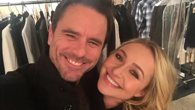
                    Charles Esten, de 