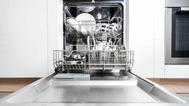 
                    Atenção ao que põe na máquina da loiça! 8 peças que deve lavar à mão
                
