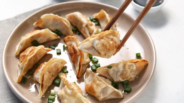 
                    Tia Cátia ensina a fazer gyozas vegetarianas cheias de sabor 
                