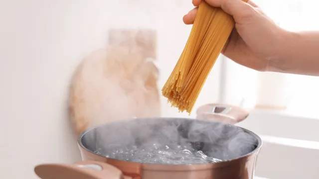 
                    Azeite na massa para não colar? É um grande erro e só estraga o prato
                