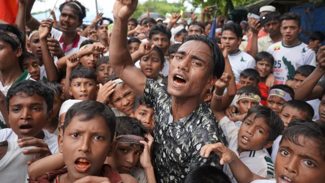 
                    Milhares de rohingya protestam no Bangladesh nove anos após êxodo
                
