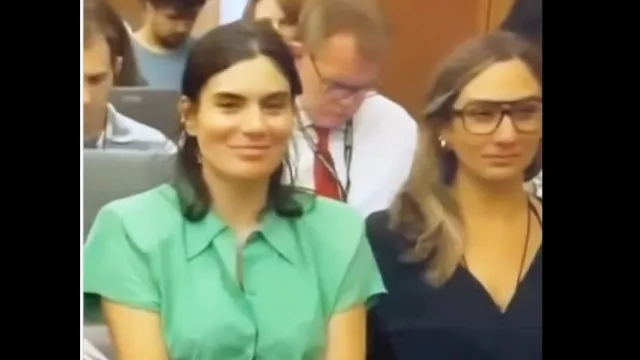 
                    Jornalista 'sob fogo' por sorrir em julgamento de Lindsay Clancy. Quem é?
                
