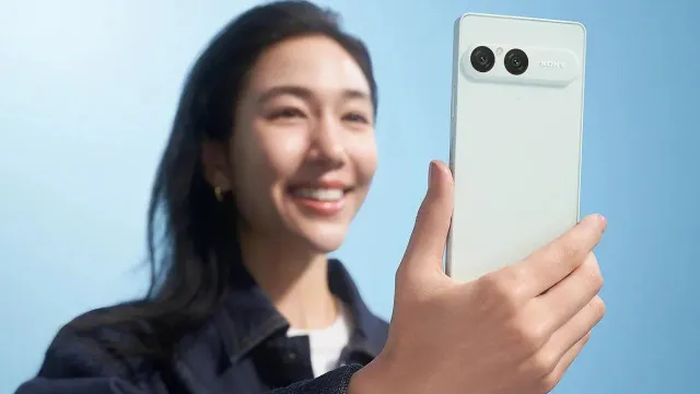 
                    Novo telemóvel da Sony é oficial. Chega em setembro e já tem preço
                