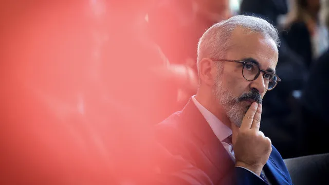 
                    Rangel diz que Portugal não pode ser governado 